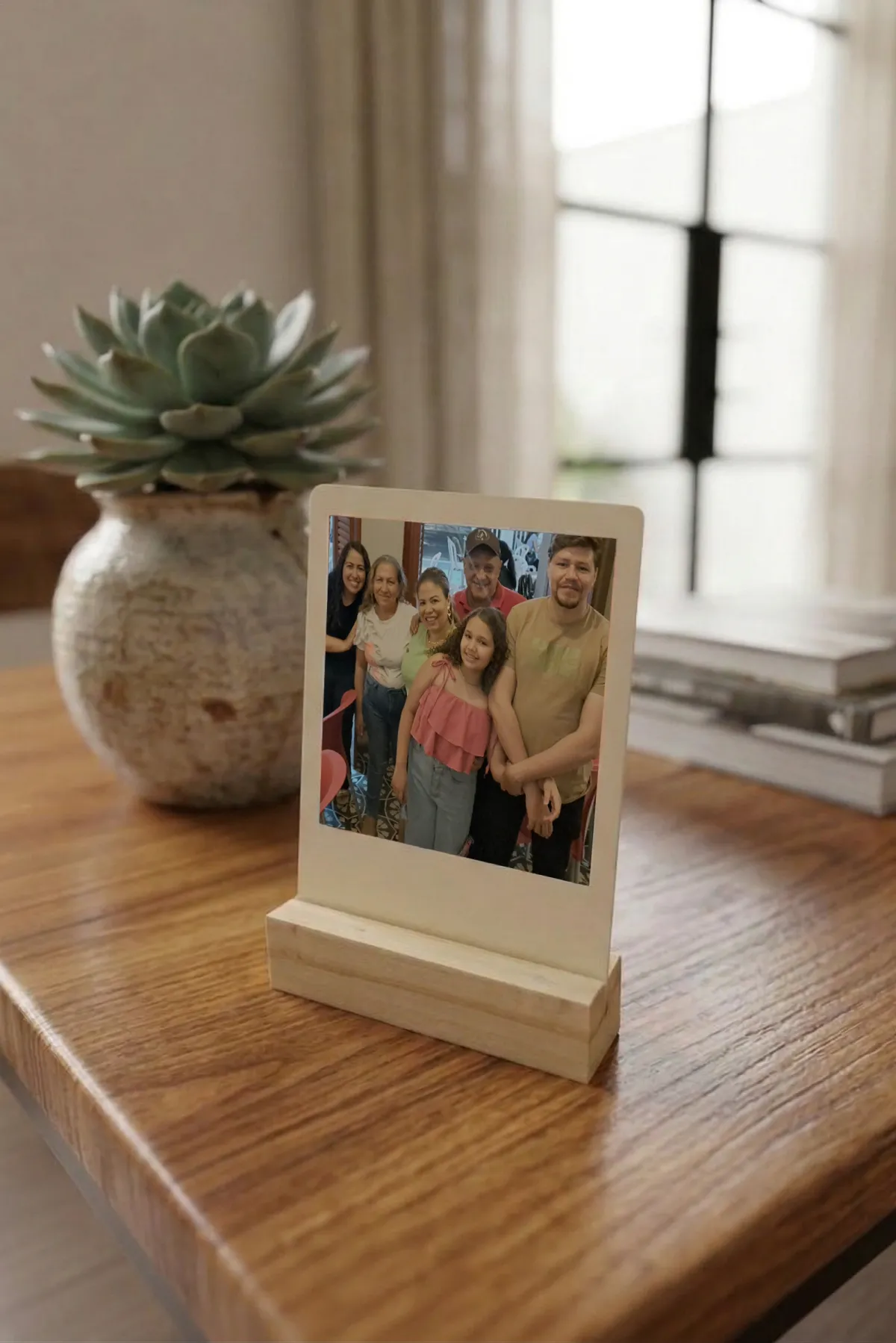 Kit Memórias: Foto Estilo Polaroid + Suporte em Madeira Pinus